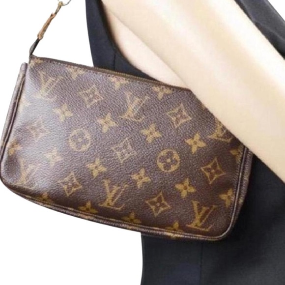 Louis Vuitton Handbags - Auth Louis Vuitton Pochette Shoulder Bag